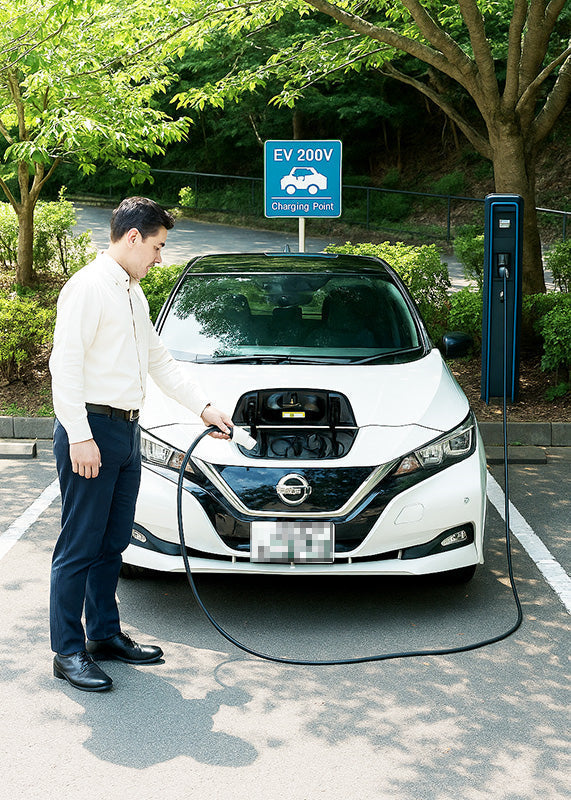 EV充電スポットで車を充電する様子