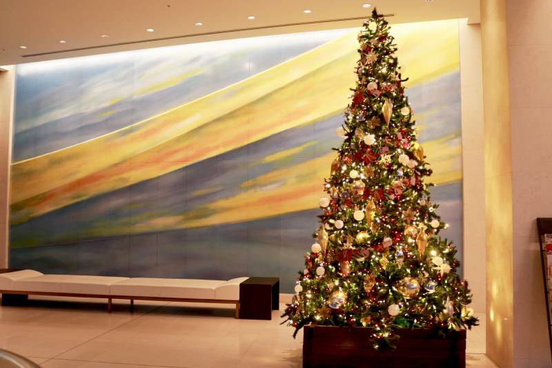 ホテルフロントのクリスマスツリー