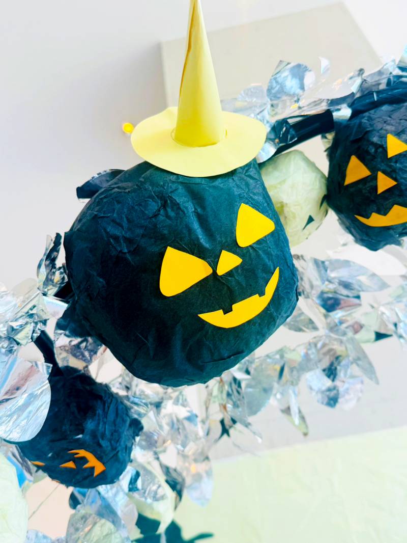 ホテルロビーにハロウィーンフォトスポットを設置しました