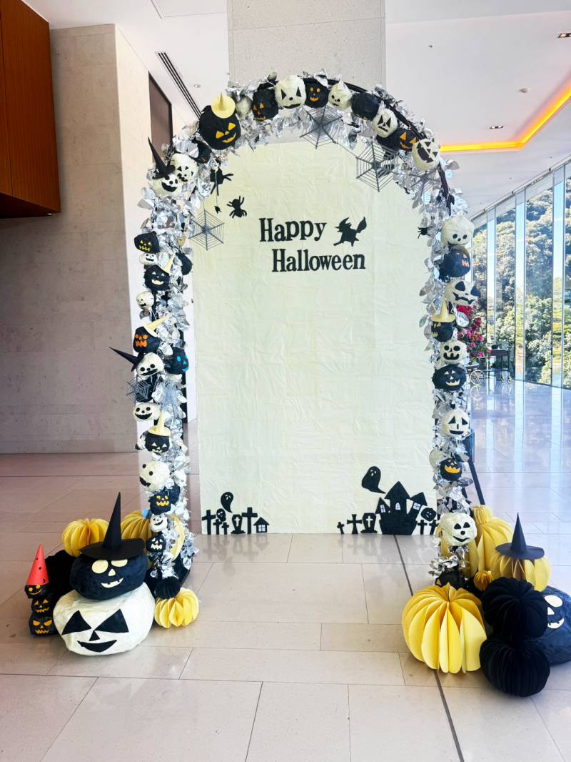 ホテルロビーにハロウィーンフォトスポットを設置しました