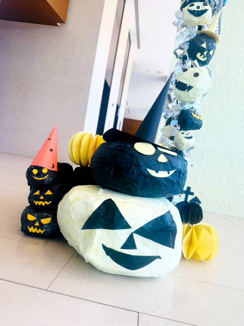 ホテルロビーにハロウィーンフォトスポットを設置しました